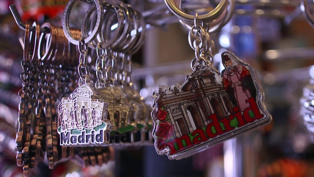 特写的马德里钥匙圈展示在商店在慢镜头，马德里，西班牙视频素材