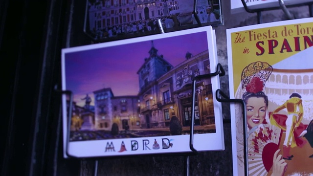 在西班牙马德里展出的西班牙明信片特写视频下载