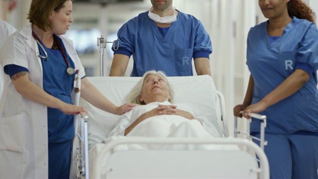 医务人员推着医院的轮床上的病人视频素材