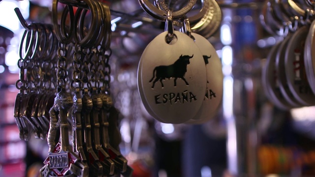 特写公牛钥匙圈在商店展示在慢动作，马德里，西班牙视频素材