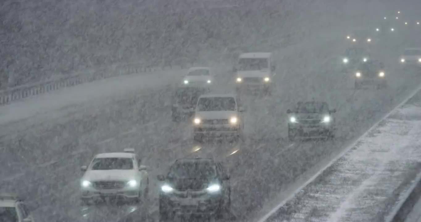 在暴风雪中，汽车在高速公路上行驶视频下载