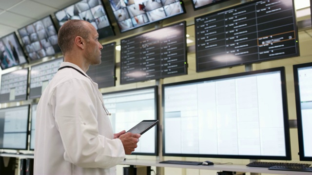 成熟的医生在控制室使用数字平板电脑视频素材