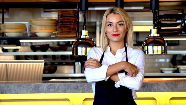 有魅力的女咖啡师在自助餐厅工作的肖像视频素材