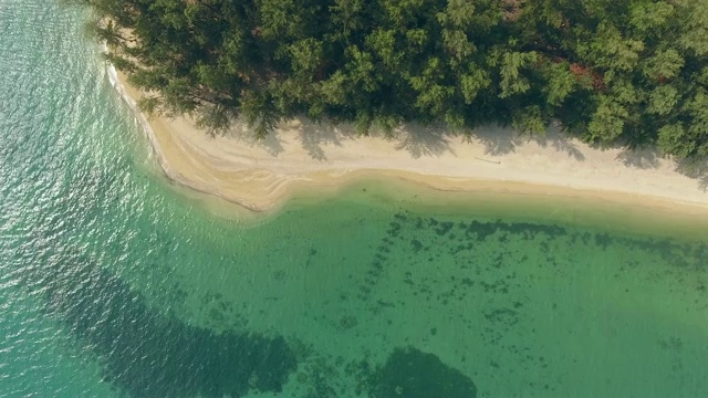 空中拍摄的绿松石海洋和海滩，航拍视频视频素材