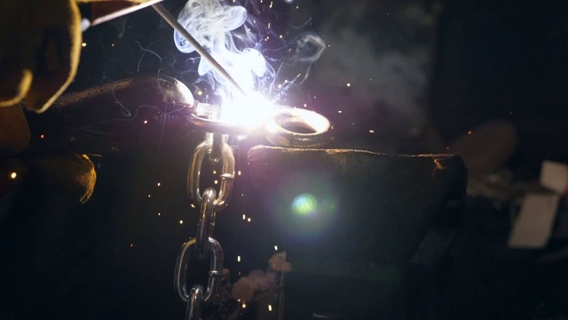 特写男子焊接金属与火花灯在晚上视频素材