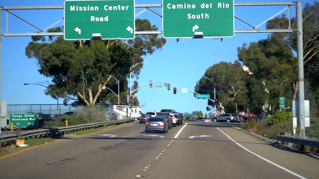 圣地亚哥高速公路的汽车视频，慢镜头180帧/秒视频素材
