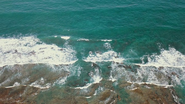 空中飞行，碧绿的海洋，海浪上泡沫的质地视频素材