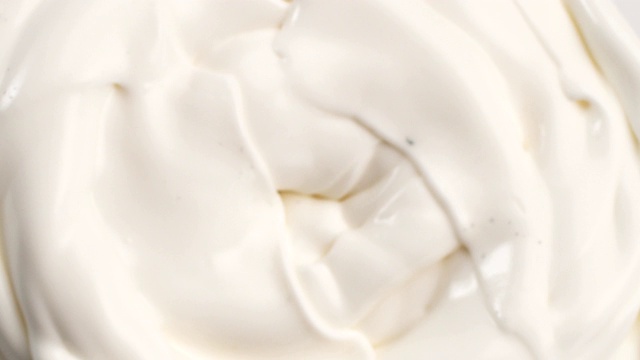 奶油牛奶在搅拌机中搅拌。超级慢动作视频素材