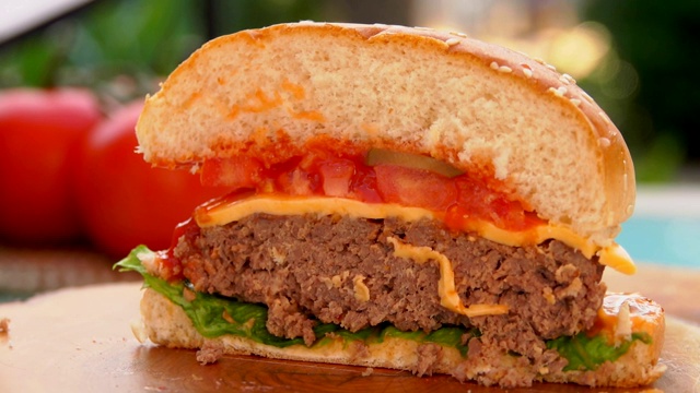用刀把美味的汉堡切成两半视频下载