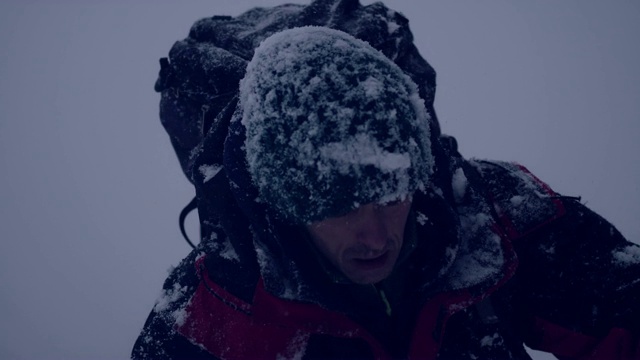 独自一人在山里。冬天旅行。落在雪上视频素材