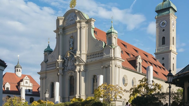 德国慕尼黑Marienplatz历史教堂美丽天空的延时运动视频素材