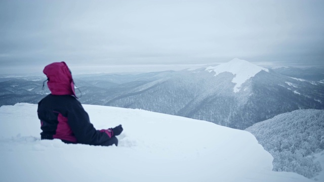 独自一人在山里。冬天的冥想视频素材