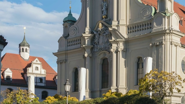 德国慕尼黑Marienplatz历史教堂美丽天空的延时运动视频素材