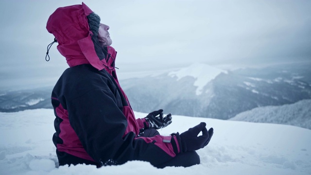 独自一人在山里。冬天的冥想视频素材