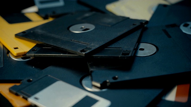 把软盘扔进一堆，老式的复古技术视频素材
