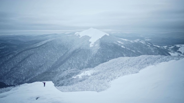独自一人在山里。冬之旅视频素材