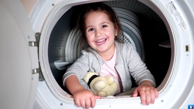 可爱的孩子在洗衣机里玩视频下载