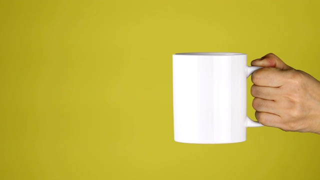 女人捧着陶瓷杯，放松，空白，黄色背景，早餐，咖啡厅视频素材