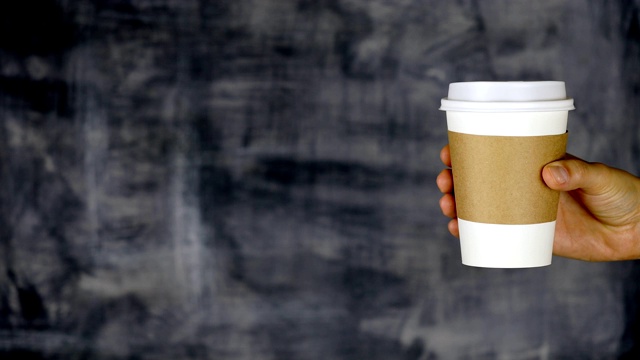 女人拿着纸杯，放松，空白，灰色抽象背景，早餐，咖啡馆视频素材
