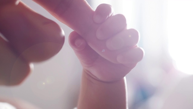 新生婴儿牵着妈妈的手视频素材