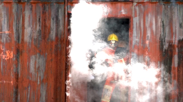 慢镜头消防员帮助火灾建筑事故中的儿童受害者视频素材