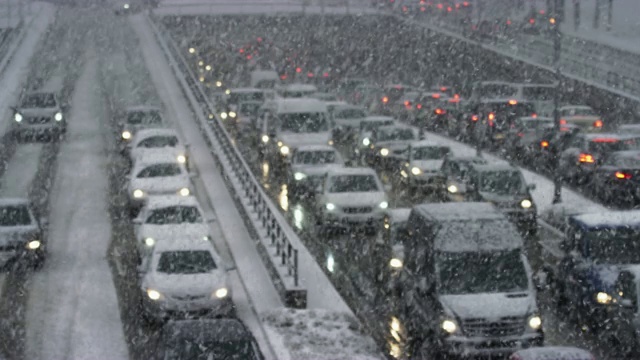 暴风雪中高速公路地下通道的堵塞视频下载