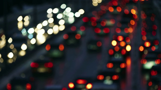 高速公路上交通繁忙的车辆后车灯模糊不清视频素材