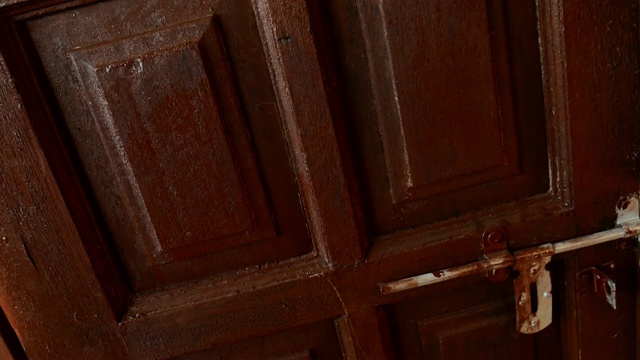 旋转拍摄的传统阿拉伯木棕色门和铁挂锁视频素材