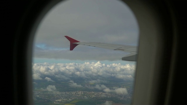 飞机窗外的云视频素材