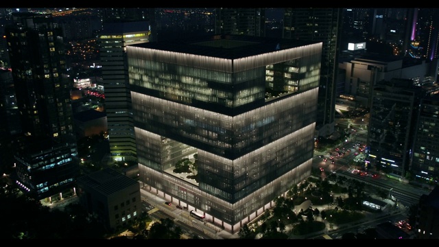 韩国首尔的现代办公大楼(爱茉莉太平洋公司)夜景视频素材