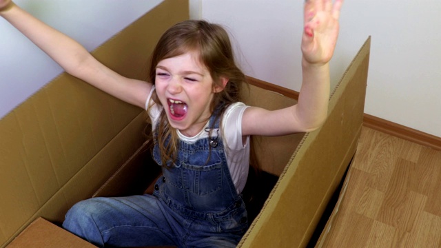 快乐的小女孩在纸箱里视频素材