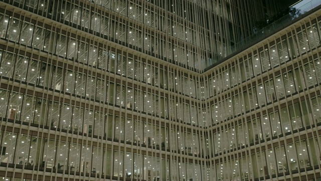 韩国首尔的现代办公大楼(爱茉莉太平洋公司)和办公室职员视频素材