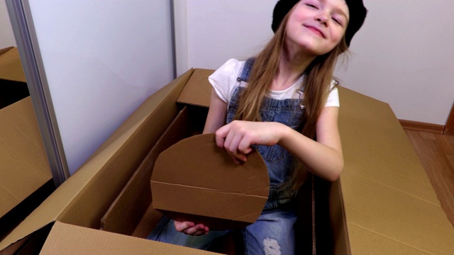 小女孩在玩纸板箱视频素材