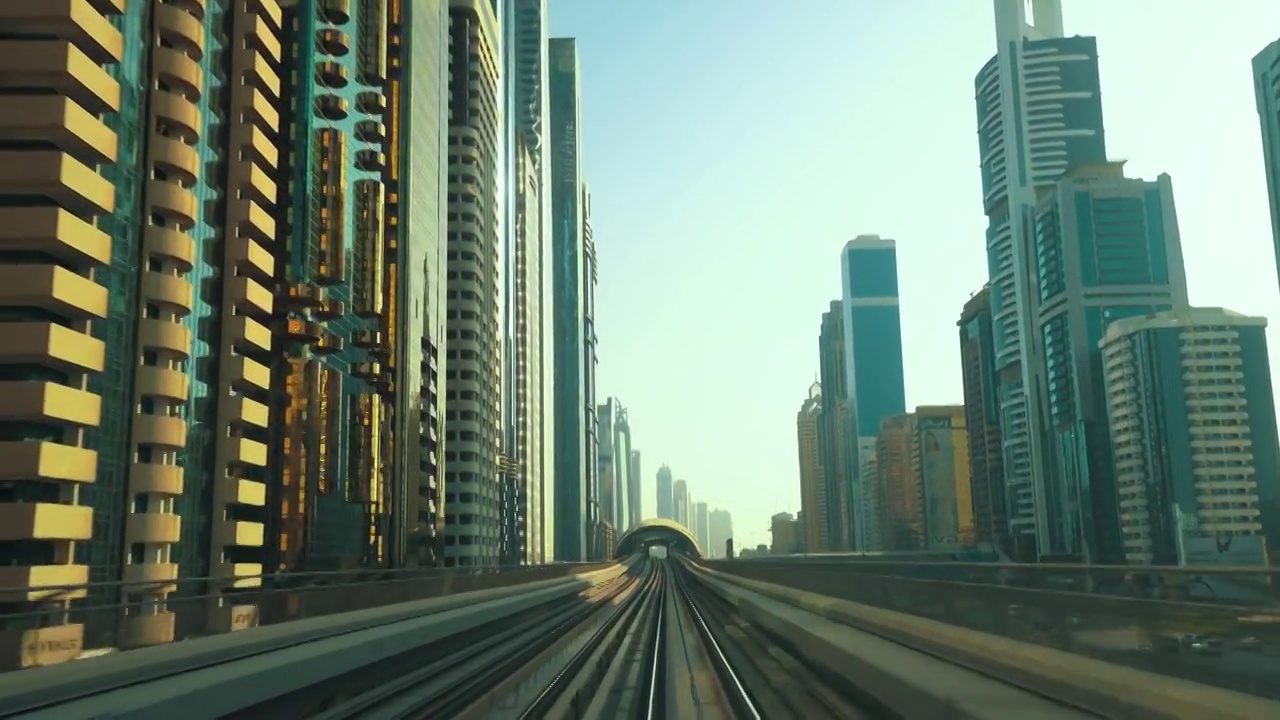 通往迪拜市中心的高速铁路视频下载