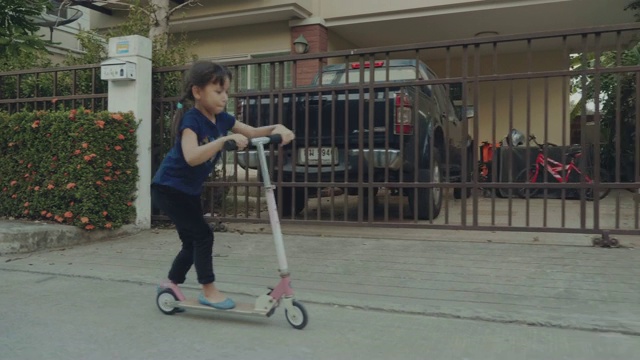 骑踏板车的快乐女孩视频素材