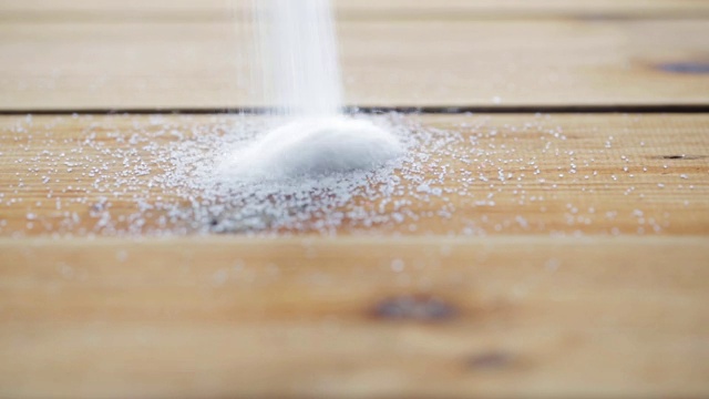 白糖堆在木桌上视频素材