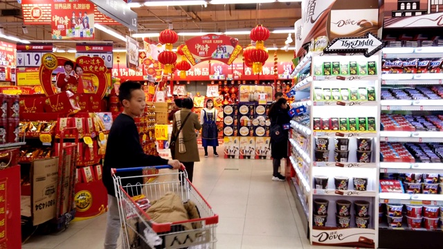 在中国，顾客在超市购物视频下载