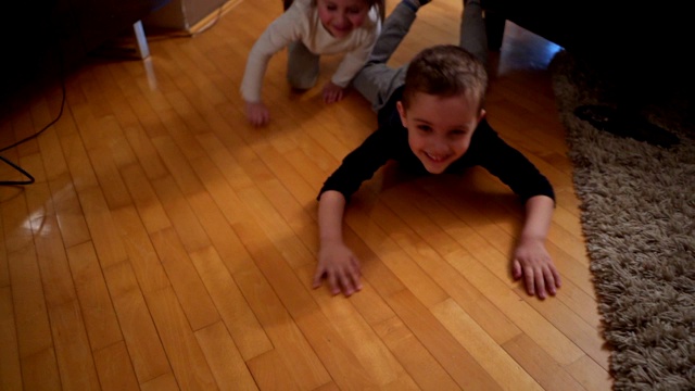 顽皮的孩子们在家里爬行，互相比赛视频素材