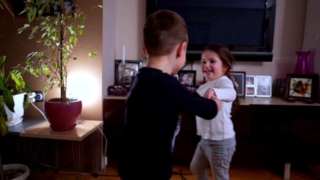可爱的兄弟姐妹聚在一起，在家里跳舞视频素材