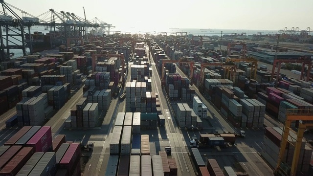 鸟瞰图的货物集装箱港口在日落视频素材