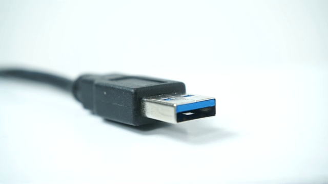 白色4K上的黑色USB微型电缆插头视频下载