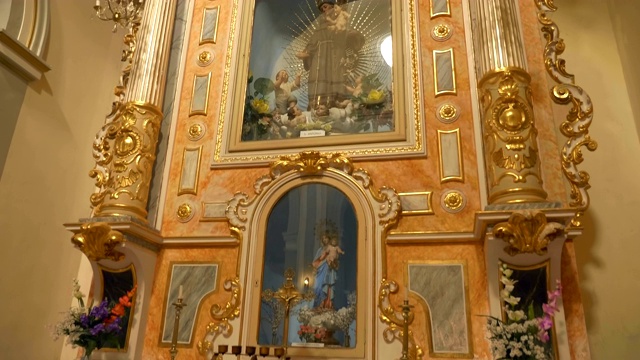在古老的教堂里面有圣像、圣徒雕像、图画和艺术绘画视频素材