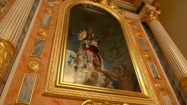 在古老的教堂里面有圣像、圣徒雕像、图画和艺术绘画视频素材