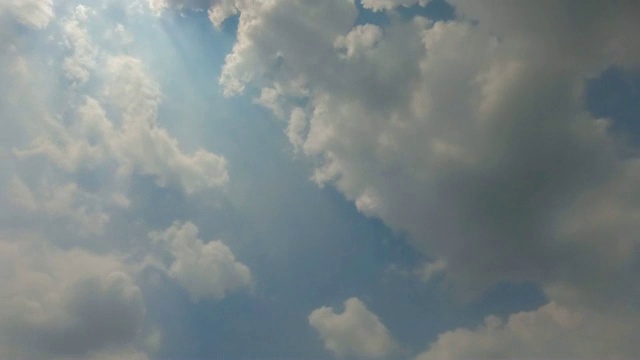 时光流逝，阳光透过云层照在蓝天上。太阳光视频素材