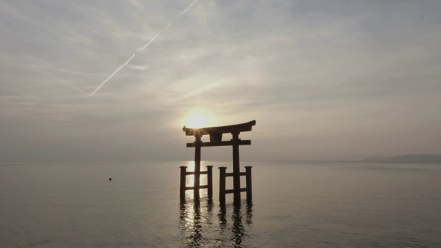 白higu -jinja神社(著名的日出圣地)鸟居门漂浮在日本志贺县高岛琵琶湖中视频下载