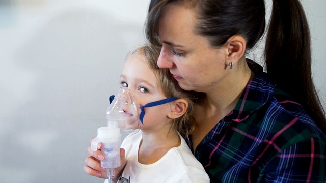 母亲和她的女儿正在接受吸入疗法视频素材