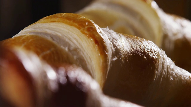牛角面包在烤箱中烘烤和发酵视频素材