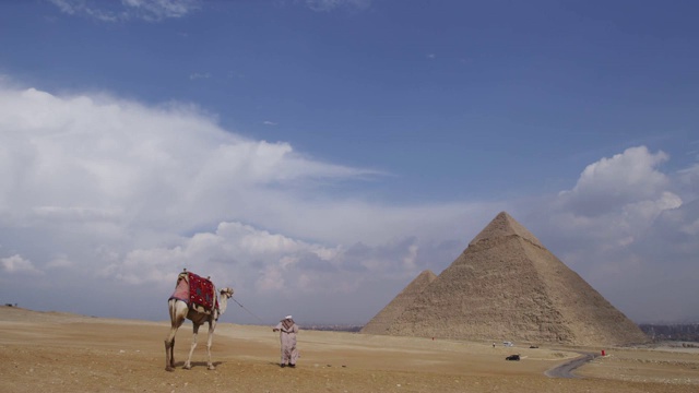骑着骆驼去埃及开罗金字塔的人视频素材