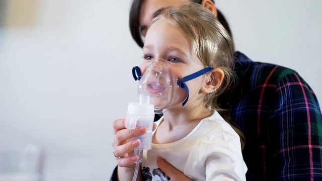 小女孩雾化呼吸疗法视频素材