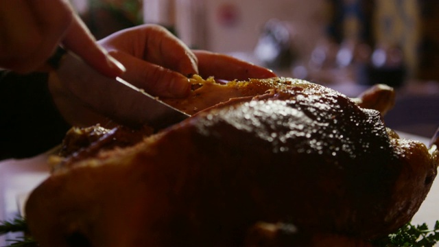 英国盖恩斯伯勒老厅，用刀切烤羊腿视频素材